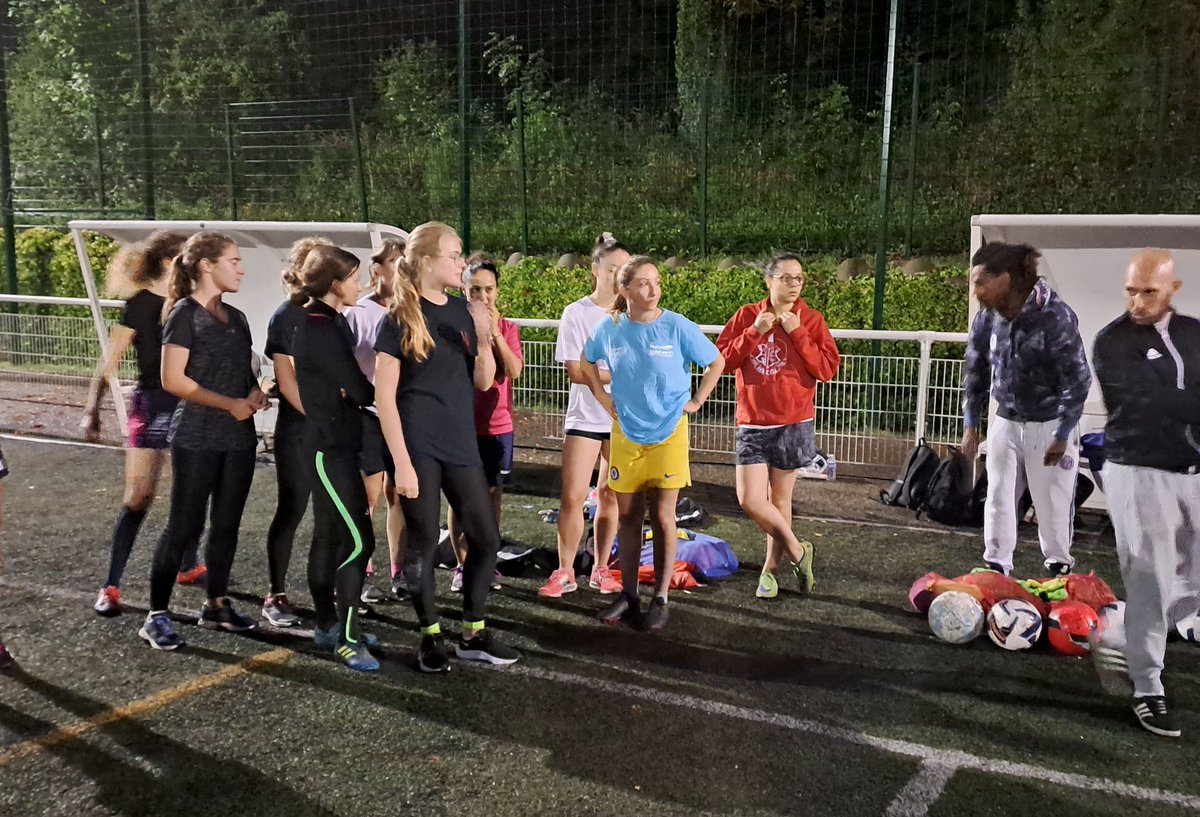 tollard_anne's tweet photo. Toujours autant d'étudiant.e.s aux séances de reprise en de foot et rugby à @EcoledesPonts une belle année sportive se profile @LIFSUPARIS @FFSportU @PontsAlumni @sup_recherche @Ecologie_Gouv #écoleingénieur #ecoledesponts https://t.co/0kRxcUe3RZ
