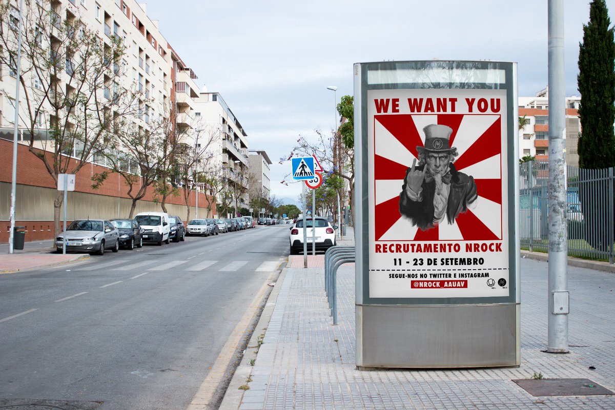 A cidade está deserta e alguém espalhou cartazes do recrutamento em toda a parte