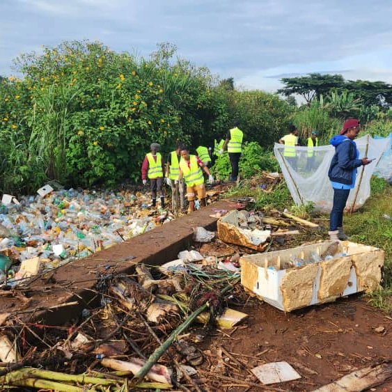 BouNghom's tweet photo. Ns avons relevé le pari de mobiliser 10000 bénévoles à travers le pays à l'occasion du #WorldCleanupDay2023.
Avec mon équipe et nos partenaires, ns vs donnons rdv l'année prochaine pour franchir un autre cap.
Félicitations et remerciements à tous ceux qui se sont mobilisés. https://t.co/rAwhpYmlf0