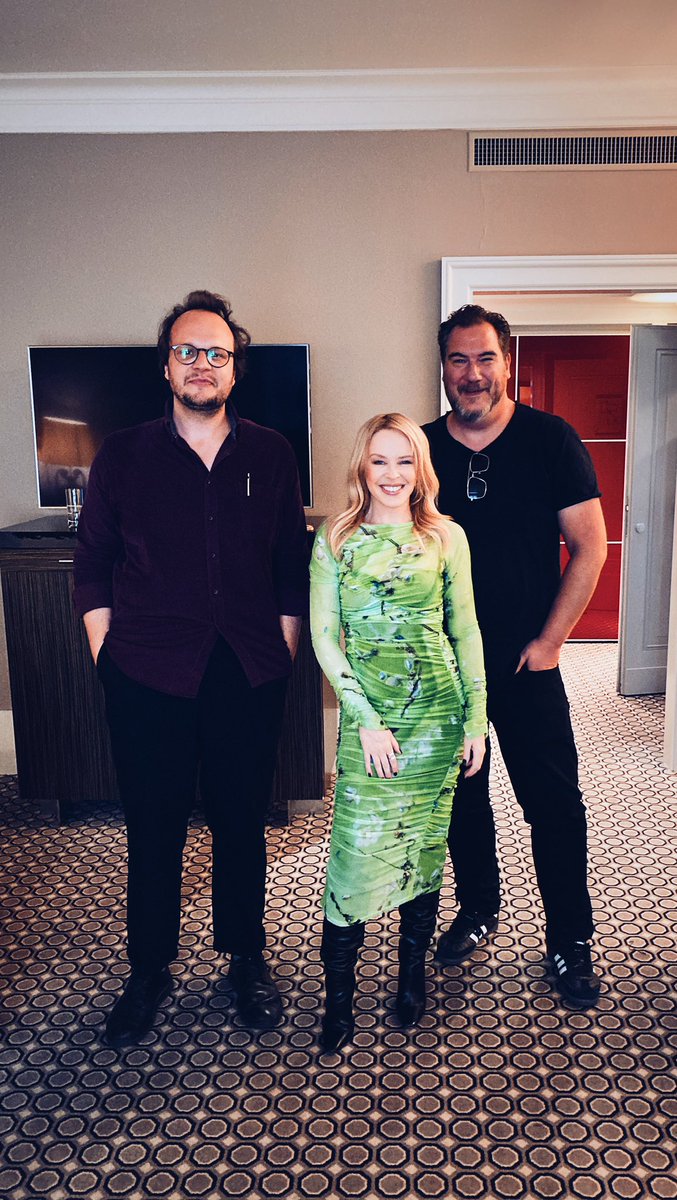 skrobala's tweet photo. Kylie Minogue wusste sofort, wo die Stelle mit dem besten Lichteinfall fürs Foto ist. @ABorcholte und ich haben mit ihr in Berlin über Madonna, Nick Cave, Las Vegas, Resilienz und Altersdiskriminierung gesprochen. Im neuen @DerSpiegel. (Foto: Dan Linke) https://t.co/WgmSeOm2ne https://t.co/IlkSQlEquX