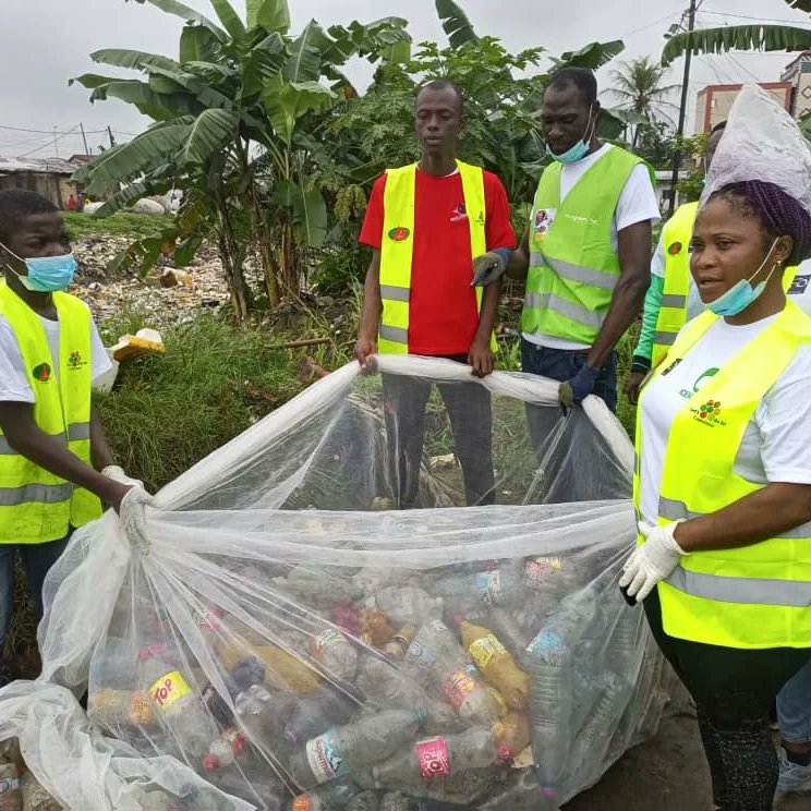 BouNghom's tweet photo. Ns avons relevé le pari de mobiliser 10000 bénévoles à travers le pays à l'occasion du #WorldCleanupDay2023.
Avec mon équipe et nos partenaires, ns vs donnons rdv l'année prochaine pour franchir un autre cap.
Félicitations et remerciements à tous ceux qui se sont mobilisés. https://t.co/rAwhpYmlf0