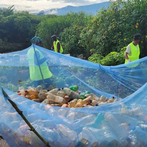 BouNghom's tweet photo. Ns avons relevé le pari de mobiliser 10000 bénévoles à travers le pays à l'occasion du #WorldCleanupDay2023.
Avec mon équipe et nos partenaires, ns vs donnons rdv l'année prochaine pour franchir un autre cap.
Félicitations et remerciements à tous ceux qui se sont mobilisés. https://t.co/rAwhpYmlf0