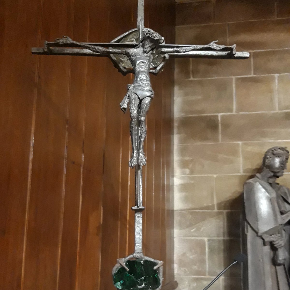 #Benassal es afortunado por contar con el arte de #JoséGonzalvo entre sus atractivos. El artista creó este crucifijo usando el hierro forjado y los puntos de soldadura eléctrica.

Os animamos a fijaros en los detalles y en la expresividad de la figura.

#AltMaestrat #castellón