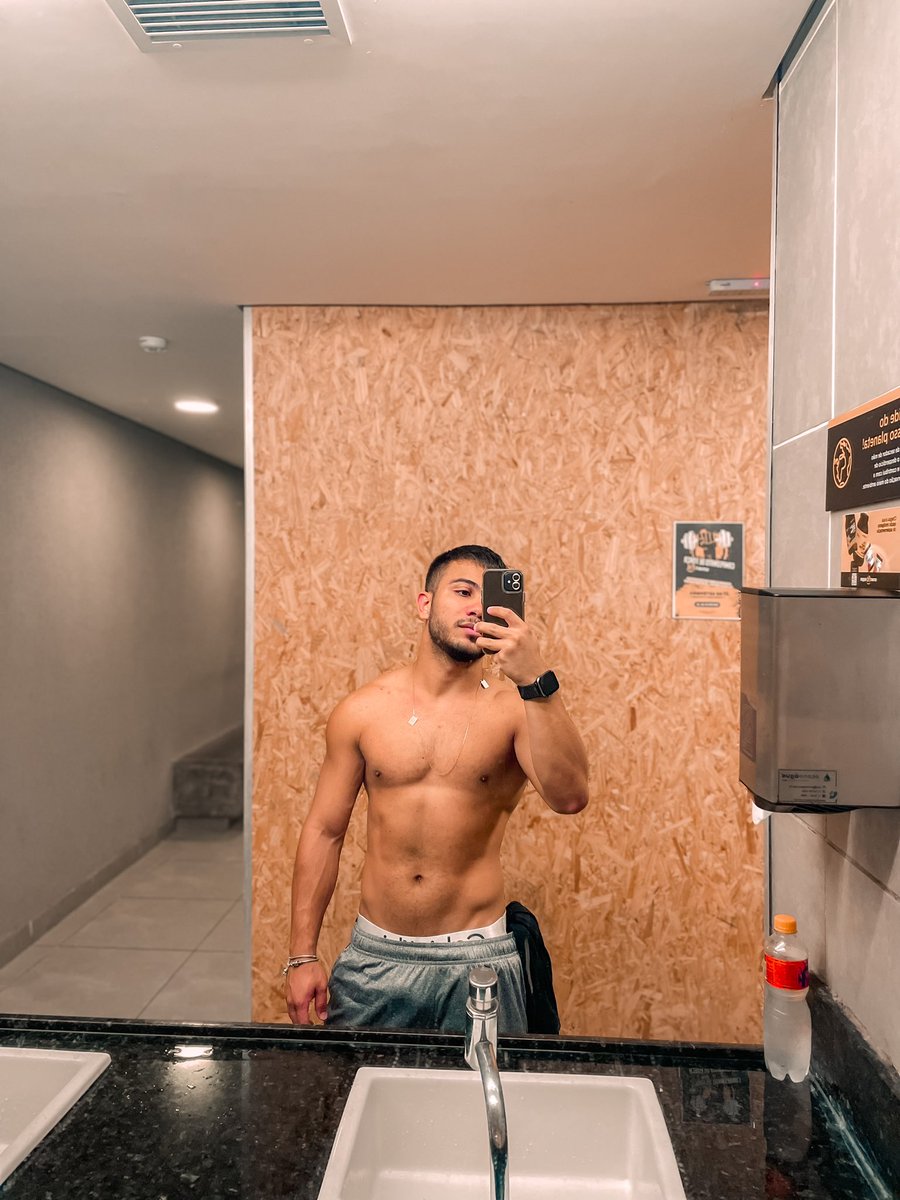 bruno_guaru's tweet photo. Muito cara de hétero ativo com local, no sigilo. 😅 https://t.co/nBOSPIyOwU