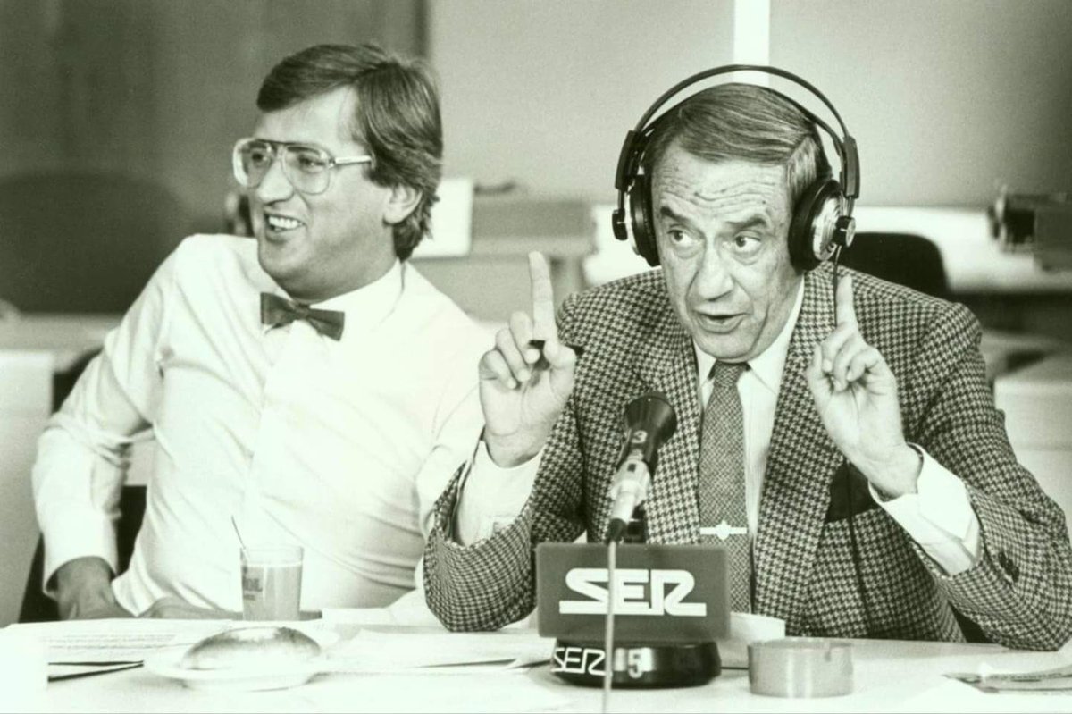 Nos deja Pepe Domingo Castaño. Grandísimo!! Llegué hasta tener un disco de él. Un comunicador extraordinario fuera de lo común.El que está al lado tampoco lo hacía mal (y del aprendió casi todo).