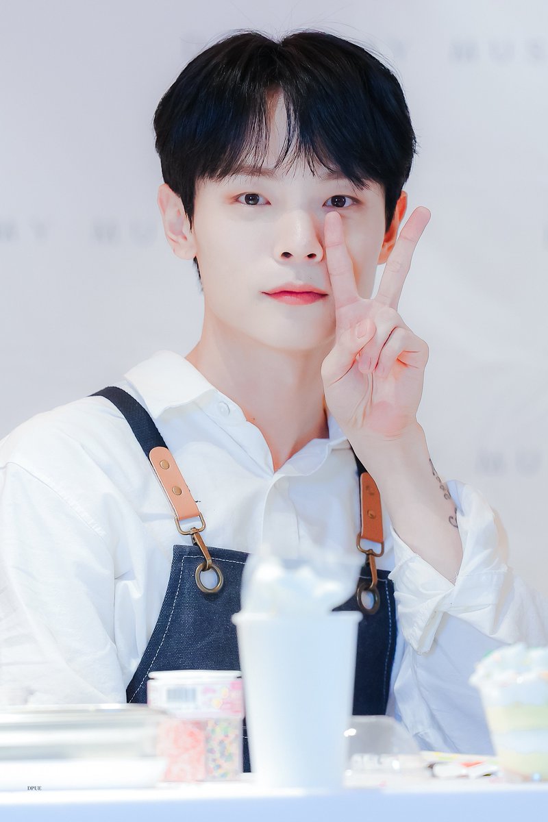 niloiv_92_'s tweet photo. 230914 #루시 #신예찬 

볼에 붙인 브이 ✌🏻 너무 조아 https://t.co/CK016s1lCP