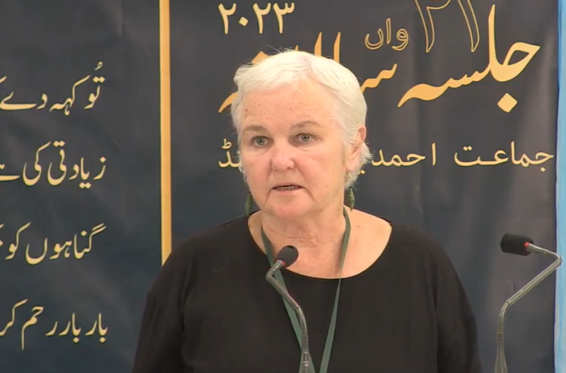 Second Session Deputy Brid TD expressed positive impressions of meeting the Ahmadiyya Muslims for the first time. She spoke of the the importance of supporting minorities & promoting equality. She expressed her solidarity with the peaceful message & mission of the community