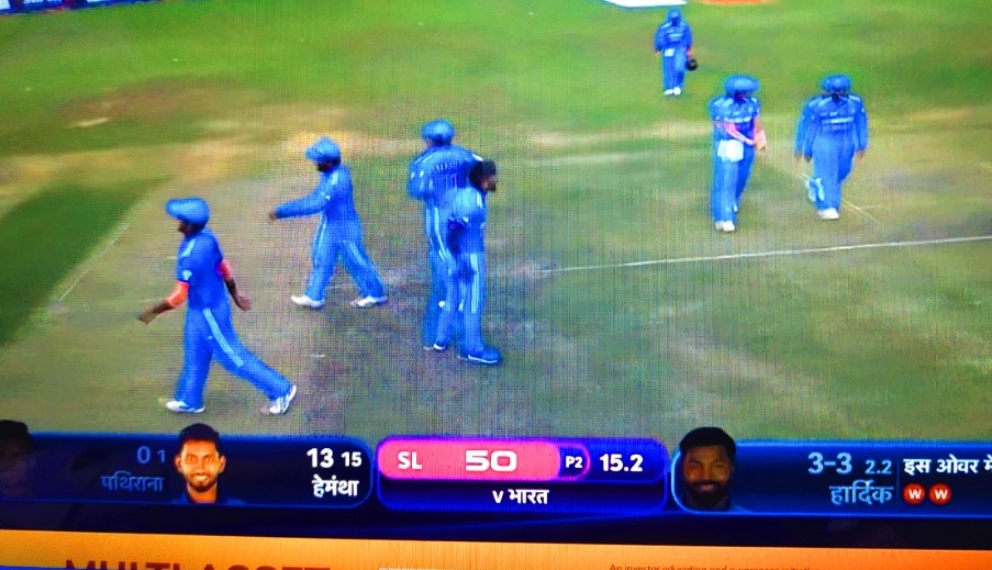 Artigoyal18's tweet photo. #AsiaCup2023final 
#IndiavsSrilanka 
#50AllOut
Sri Lanka: "We are having the best batsman"
Le Indians: https://t.co/BWFqmRNeEo