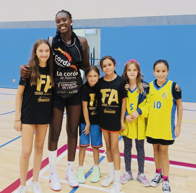 FEMENINALCORCON's tweet photo. Ayer nuestra cantera pudo disfrutar en directo del juego de 3 subcampeonas del mundo U19 🔝🔥Gracias Elena, Awa y @aliciaflorezz por ser así. Mucha suerte esta temporada!! Sois ejemplo xa las más peques ☄️#baloncestofemeninodelbueno #jugonas https://t.co/PvNmq3kOtD