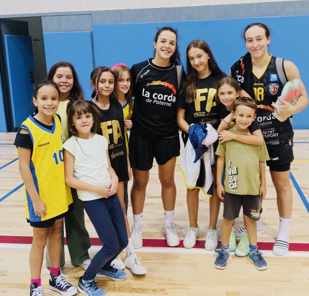 FEMENINALCORCON's tweet photo. Ayer nuestra cantera pudo disfrutar en directo del juego de 3 subcampeonas del mundo U19 🔝🔥Gracias Elena, Awa y @aliciaflorezz por ser así. Mucha suerte esta temporada!! Sois ejemplo xa las más peques ☄️#baloncestofemeninodelbueno #jugonas https://t.co/PvNmq3kOtD