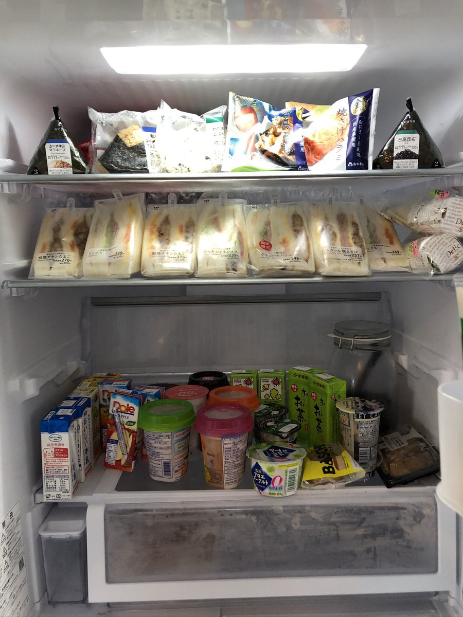 仕事が長引く…

🧑🏻「ちょっと小腹満たすもの買って来て〜」
🐻‍❄️「買って来ました！」
🧑🏻「冷蔵庫満たしてどうすんねん」

皆でいただきました😂