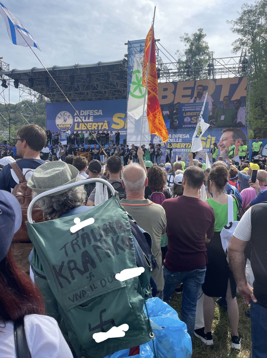 stanzaselvaggia's tweet photo. Svasti*he mentre parla Matteo Salvini: saluti da Pontida. https://t.co/L3ETournlX