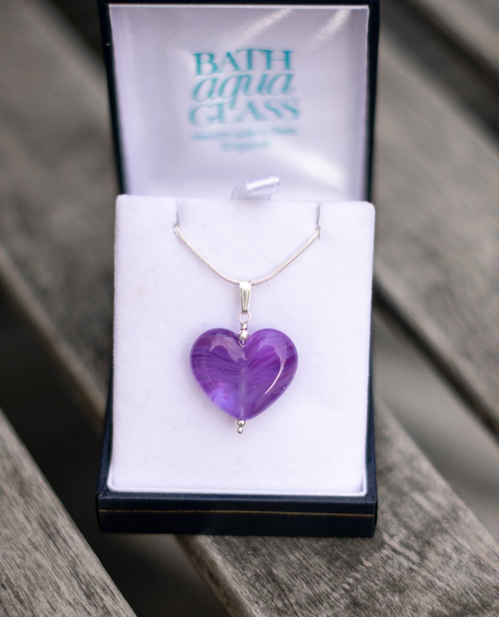 Tell someone you love them with the gift of stunning & sustainable glass jewellery!
Our bestselling Molten Heart Pendants are the perfect gift & come in a range of colours!

l8r.it/DgZv

#heartpendant #gift #handmade #Bathartisan #love #sustainablefashion