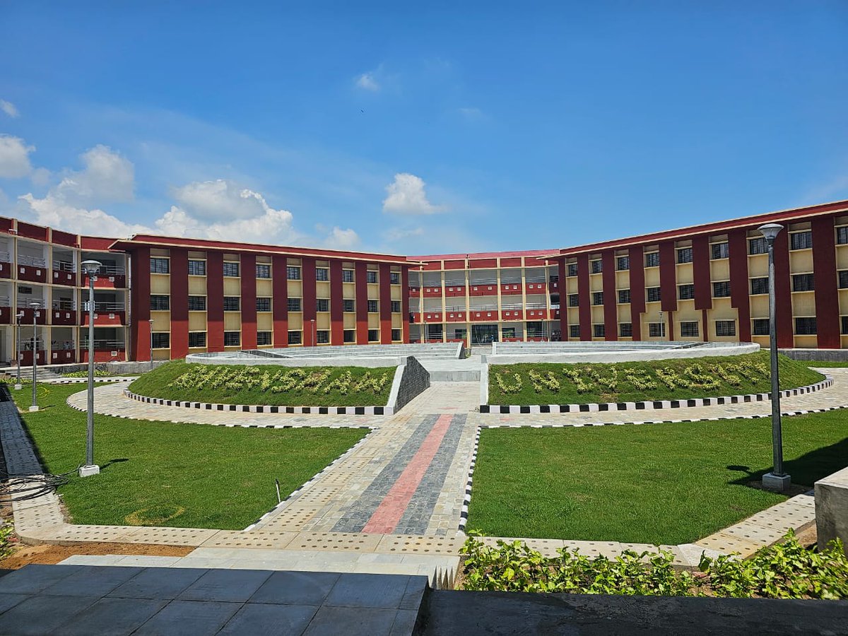 My alma mater❤️.
The Red Empire is having its second campus at naraj, Cuttack.

#Ravenshawuniversity
#redempire