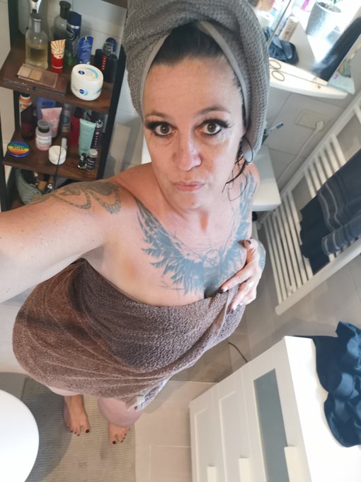 Hi ich hoffe es geht Dir gut 🥰😘? Ich wollte gerade unter die Dusche springen😋. Lust mir dabei zu zu sehen<a href="/tag/sexy"class="tags"><span>#sexy</span></a><a href="/tag/hot"class="tags"><span>#hot</span></a><a href="/tag/inked"class="tags"><span>#inked</span></a><a href="/tag/german"class="tags"><span>#german</span></a><a href="/tag/happygirl"class="tags"><span>#happygirl</span></a><a href="/tag/bigboobs"class="tags"><span>#bigboobs</span></a>