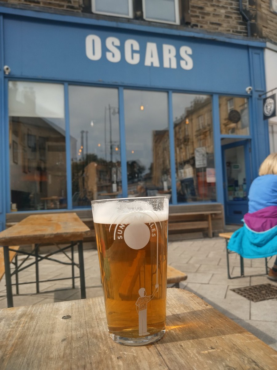 @SunbeamAles enjoying a clear crisp pint of Bottoms up in the sunshine in Morley and only £3 a pint!