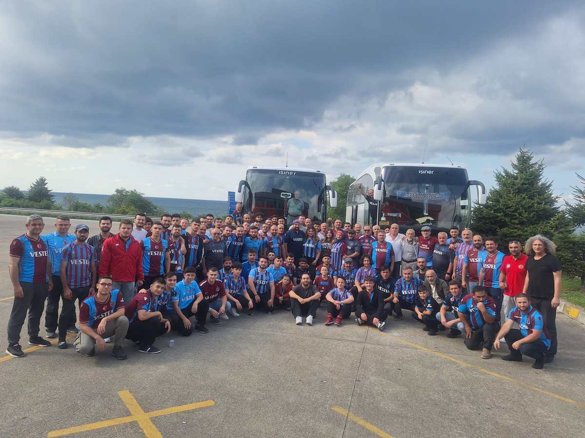Samsun Kasketliler olarak Trabzon yolundayız 🔴🔵
Yolda olan taraftarlarımızın yolu açık olsun .
#Trabzonspor #Kasketliler