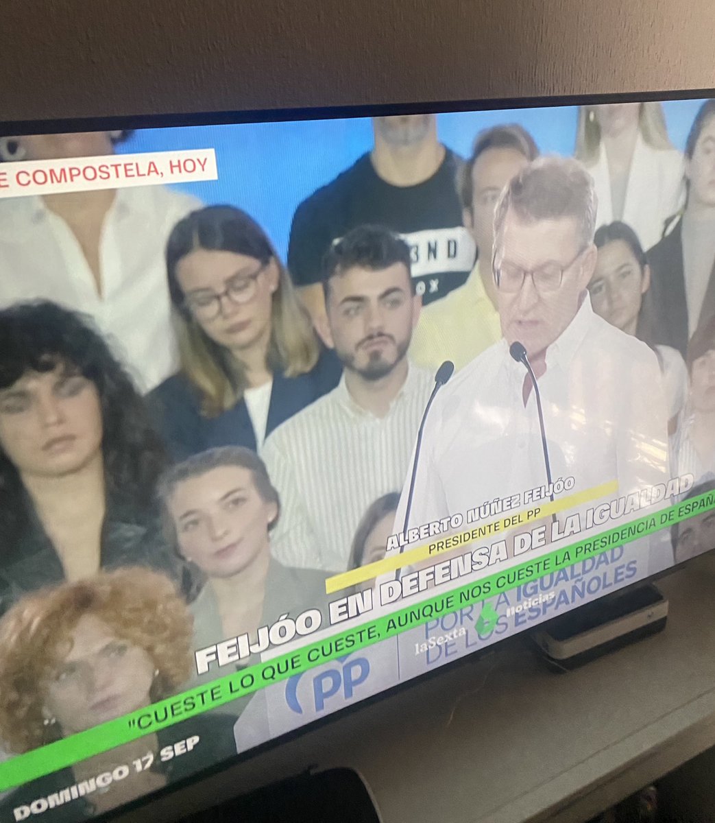 pitermrquez's tweet photo. Este no es el de los Mozos de Arousa de #ReaccionEnCadena en un mitin del PP?????? Me quedo muerta marichocho https://t.co/eMp4lyC8Cr