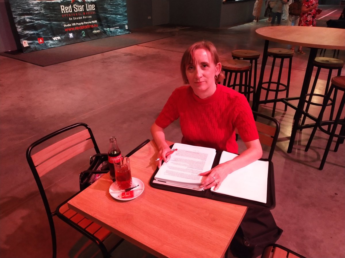 neverobe's tweet image. Vanmiddag verzorg ik de live #audiodescriptie bij de spektakelmusical Red Star Line. Maar eerst nog wat laatste aanpassingen doen in mijn script (o.a. een castwissel) bij een kopje thee.