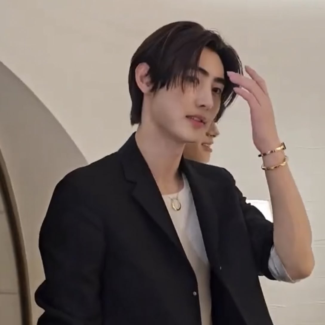 prodshn's tweet photo. pretty sunghoon in any angle https://t.co/VYbz1YgUge