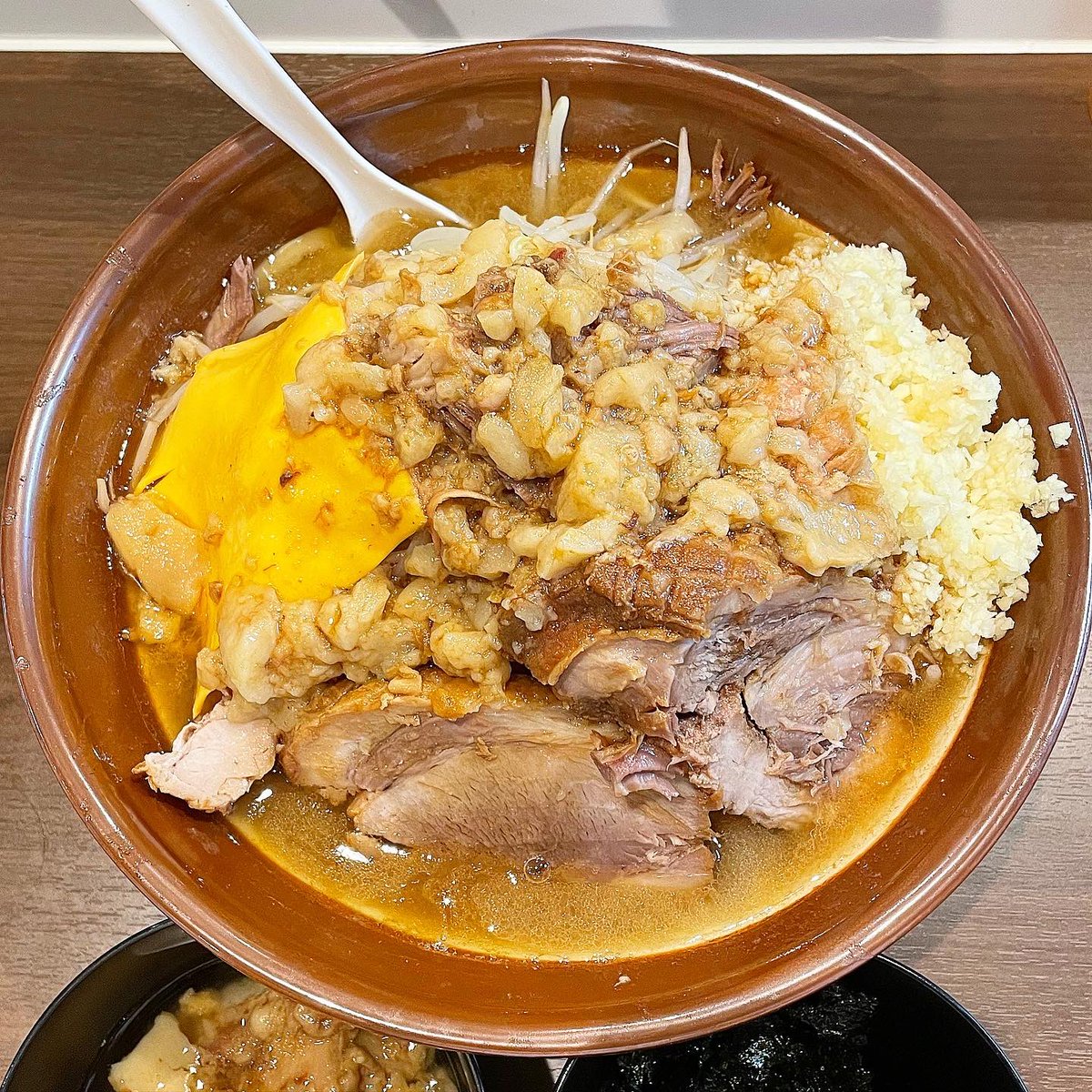 URAWA_SEIJIN's tweet photo. ROUND1草加店敷地内にオープンした顎で喰らえさん。
"ラウワンの…"
という情報がかすれるほど麺も豚もスープも力強い。
ストライクゴッツァン！
【顎で喰らえラウンドワン草加店】
👇
https://t.co/gHEF2EK7OO https://t.co/9ylRnfA0DR