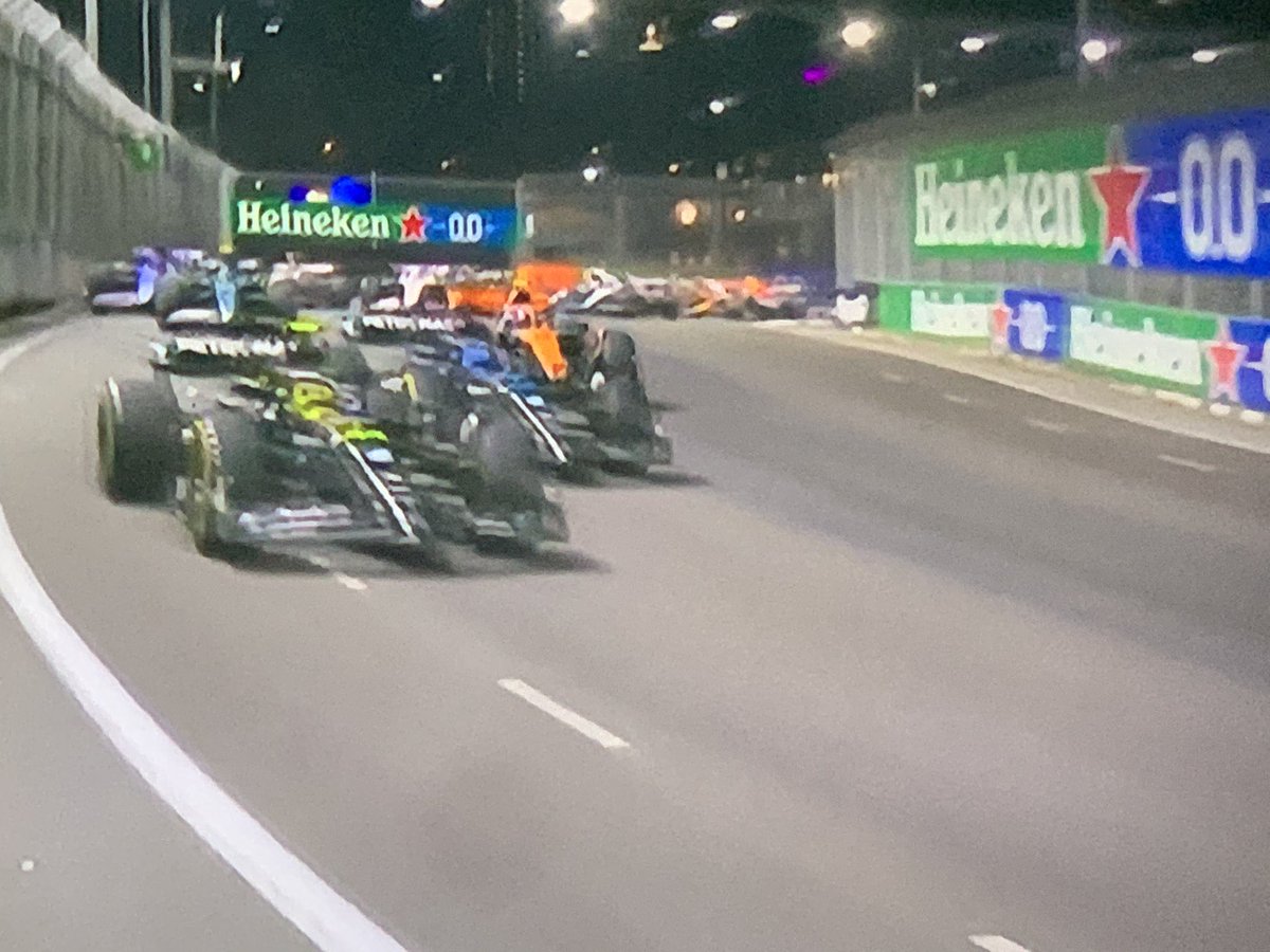 margaretojalvo's tweet photo. #SingaporeGP #largaron y esto está duro #Ferrari con 1 y 2 y todos por la punta ham hizo un adelantamiento por fuera ¿? @aldiaconmariac @TierrasyGanados @zunimar @WFernandez777 @Jorge_Ar__ pics #MO @espn @StarPlus https://t.co/I7XqKwbPGk