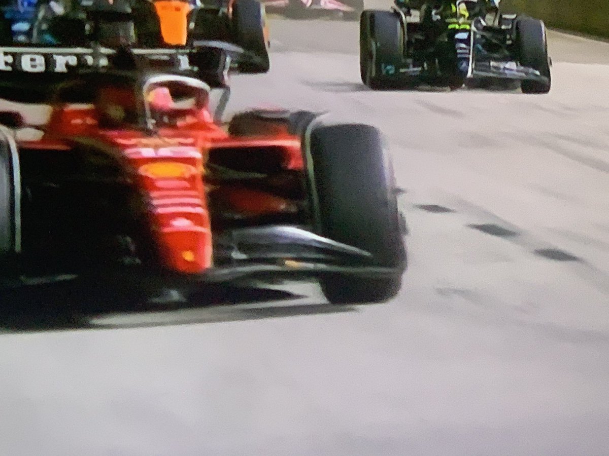margaretojalvo's tweet photo. #SingaporeGP #largaron y esto está duro #Ferrari con 1 y 2 y todos por la punta ham hizo un adelantamiento por fuera ¿? @aldiaconmariac @TierrasyGanados @zunimar @WFernandez777 @Jorge_Ar__ pics #MO @espn @StarPlus https://t.co/I7XqKwbPGk