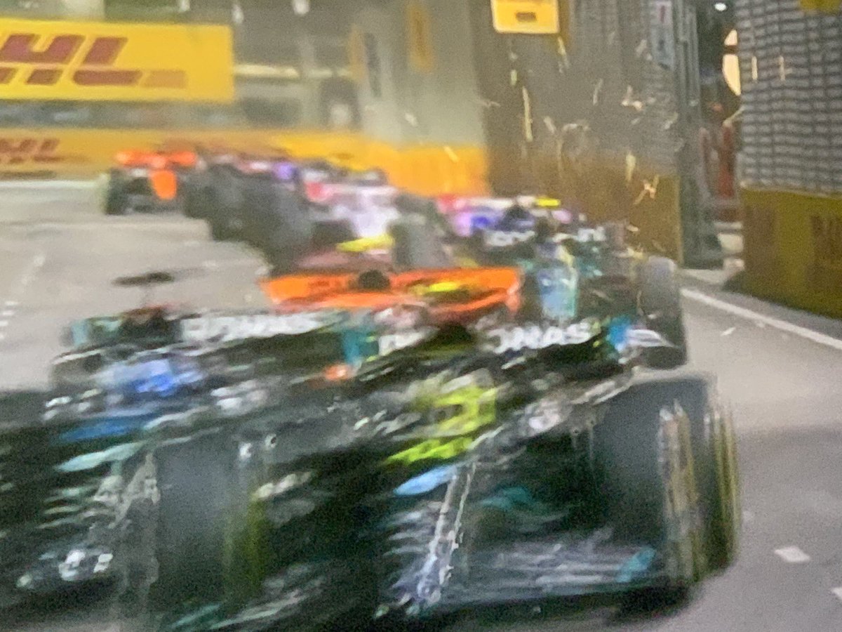 margaretojalvo's tweet photo. #SingaporeGP #largaron y esto está duro #Ferrari con 1 y 2 y todos por la punta ham hizo un adelantamiento por fuera ¿? @aldiaconmariac @TierrasyGanados @zunimar @WFernandez777 @Jorge_Ar__ pics #MO @espn @StarPlus https://t.co/I7XqKwbPGk