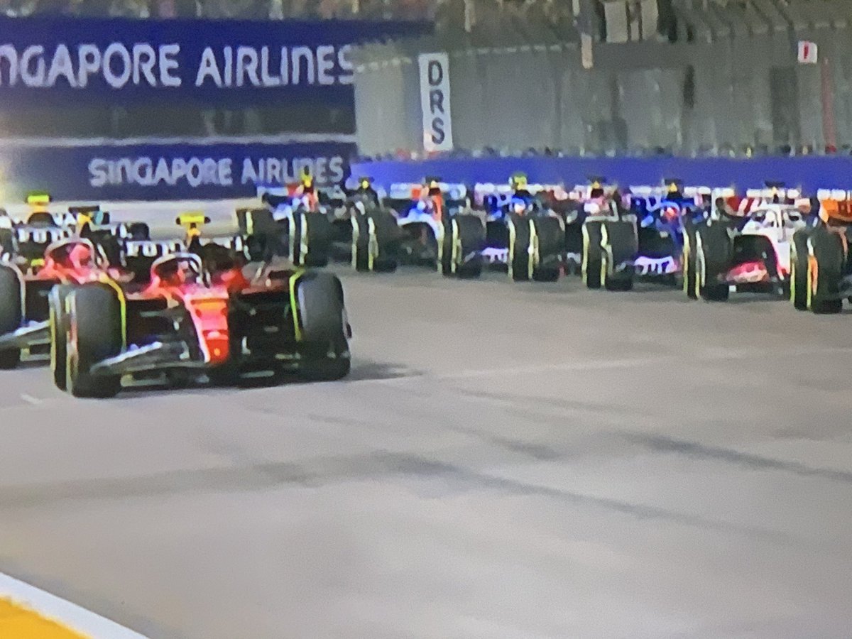 margaretojalvo's tweet photo. #SingaporeGP #largaron y esto está duro #Ferrari con 1 y 2 y todos por la punta ham hizo un adelantamiento por fuera ¿? @aldiaconmariac @TierrasyGanados @zunimar @WFernandez777 @Jorge_Ar__ pics #MO @espn @StarPlus https://t.co/I7XqKwbPGk