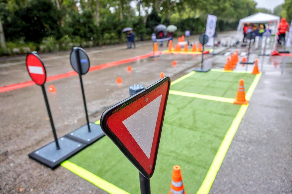 Esta mañana he asistido junto a <a href="/InmaSanzO/">Inma Sanz Otero</a>, <a href="/bcarabante/">Borja Carabante</a> y <a href="/Mtnezparamo/">José A Mtnez Páramo</a> al acto central de la Semana Europea de la Movilidad en El Retiro, donde <a href="/Calle30Madrid/">Madrid Calle 30</a> participa con un taller de seguridad vial para los más pequeños #SEM2023Madrid