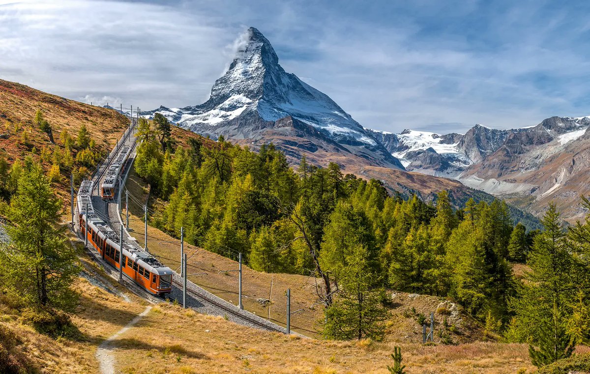 Indian Summer on the Gornergrat! 🏔️🥾🍂 Grab a hiking pass, including a ticket for the cog railway, and enjoy the golden panorama of the mighty Matterhorn on your hike to Riffelberg. More information: gornergrat.ch/en/stories/hik… @Gornergratbahn #SwissTravelSystem #Panorama