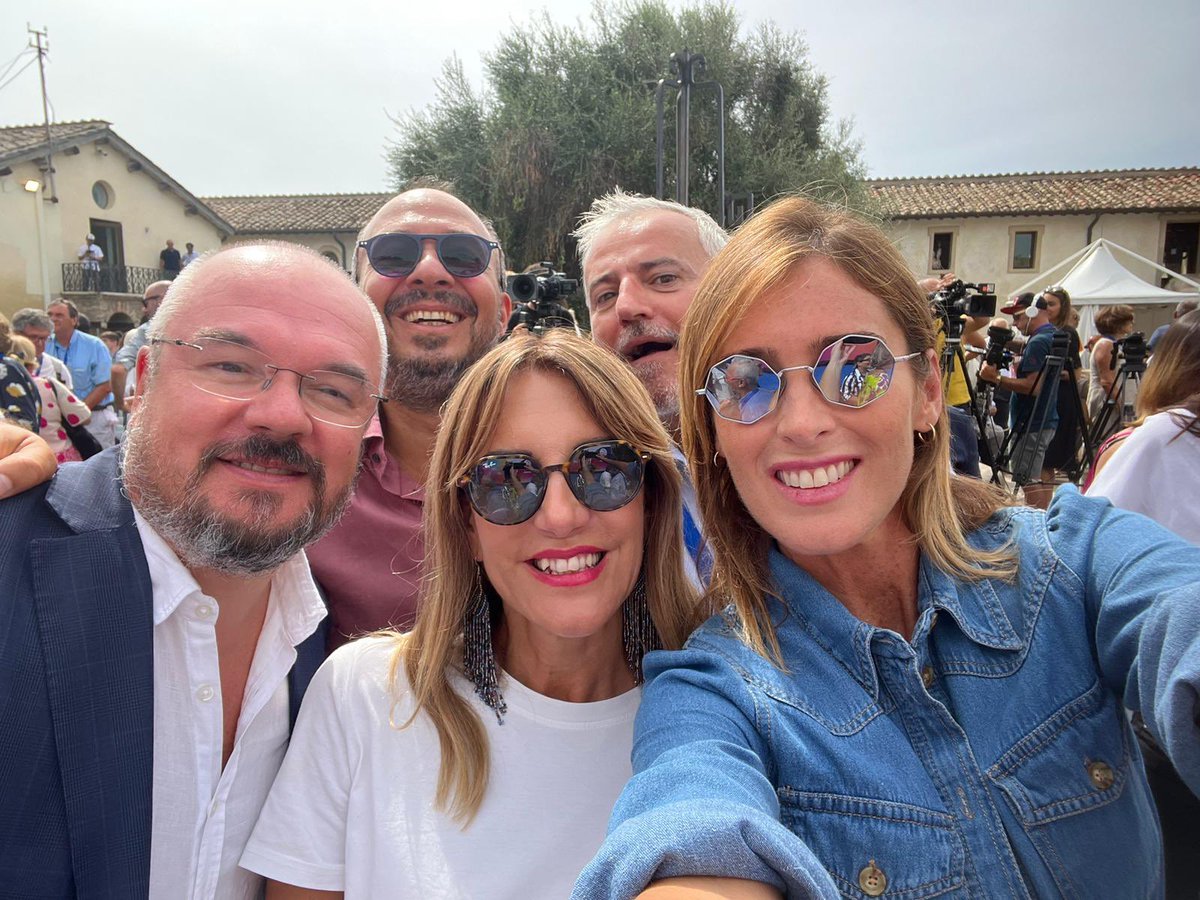 meb's tweet photo. Grande intervento di @matteorenzi alla festa di @ItaliaViva: ci mettiamo cuore e grinta per vincere la sfida di un’Europa diversa! 
Vi aspetto con @ivanscalfarotto oggi alle 16.30 per il dibattito con la Ministra Casellati. 

Non mancate! https://t.co/1BnCFTac5N