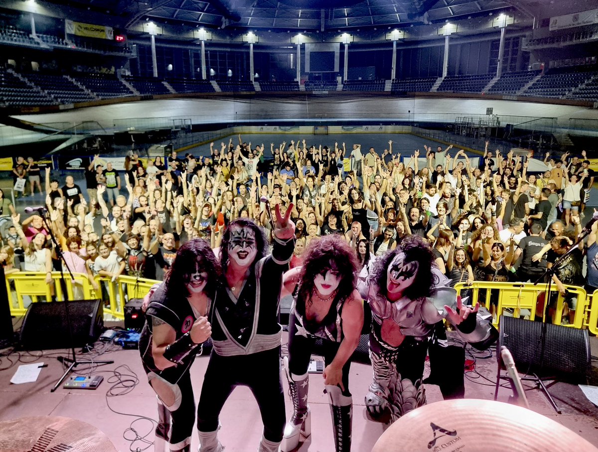 🔥GRACIAS MALLORCA 🔥sois lo más! Abrumados de tantos mensajes y muestras de cariño!!! Un show que nunca olvidaremos y se queda grabado a fuego en nuestros corazones!!!! Agradecer mucho a @firadeldisc_mallorca por confiar y apostar por nosotros!!! Gracias Piter 😘🙌🙌🙌🙌