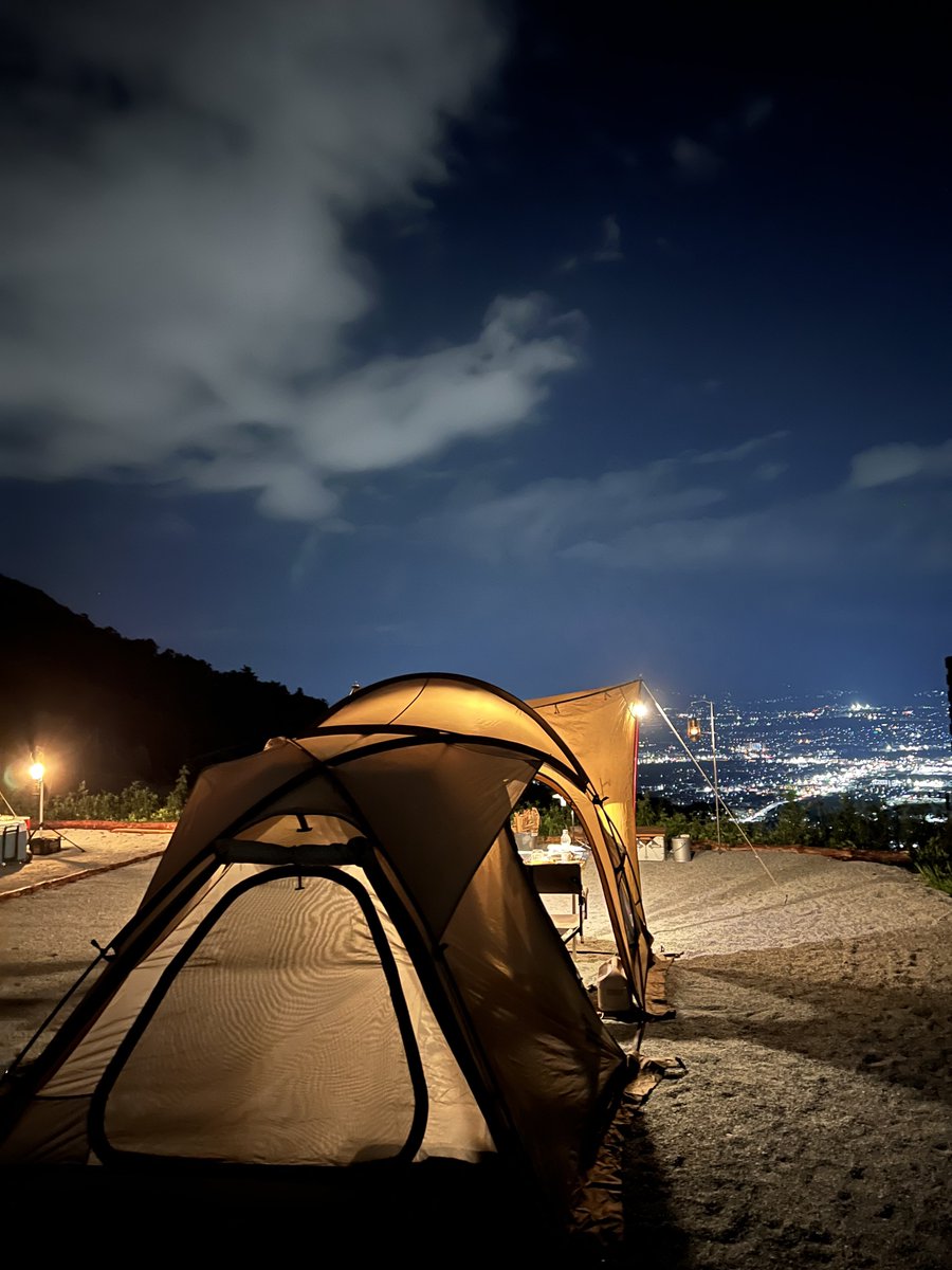 ayn_camp's tweet photo. 温泉♨️はいり放題のキャンプ場🏕️
あいにく雲が厚くて富士山🗻見られませんでしたが、夜景が綺麗で、お天気も良く、楽しかった🍺✨
#未完の里 #甲斐富士見の湯
#Vigas2 #ヴィガス2 https://t.co/I2Ee93YPtj
