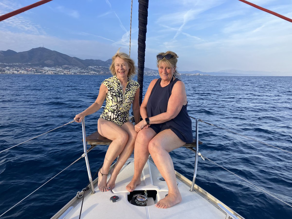 DaleTemplar's tweet image. Wonderful time with dear friends out with John for a sunset sail . #bombaysapphire