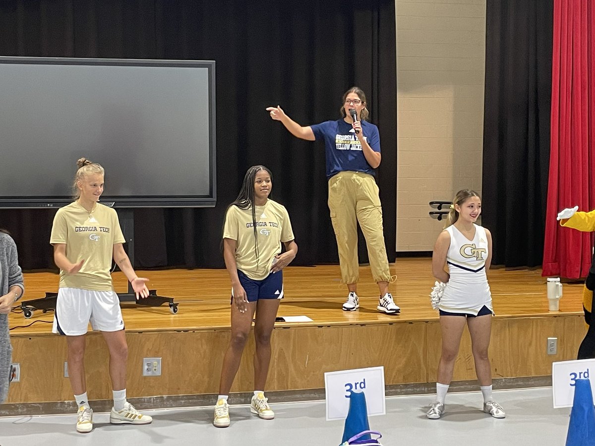 WFinchMedia's tweet image. Kicked off our Buzzer Readers Competition with @GTWBB!  Let’s go @APSFinchEagles!  Remember to log your minutes! #apsrace2read 📚@APSMediaServ @JenWinSaunders @apsupdate @DrTSpencer @APSInstructTech @LynairMiller @CostonCharice