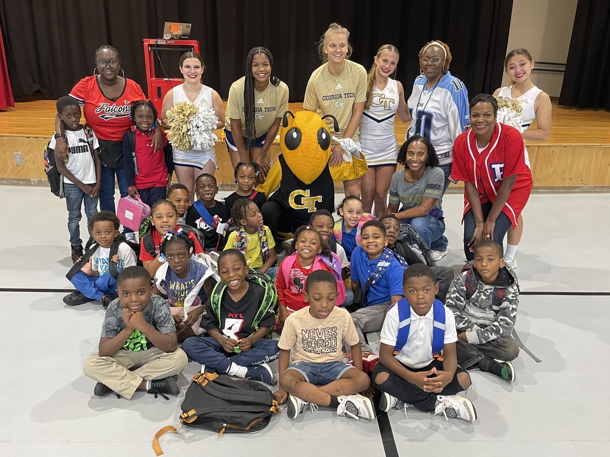 WFinchMedia's tweet image. Kicked off our Buzzer Readers Competition with @GTWBB!  Let’s go @APSFinchEagles!  Remember to log your minutes! #apsrace2read 📚@APSMediaServ @JenWinSaunders @apsupdate @DrTSpencer @APSInstructTech @LynairMiller @CostonCharice