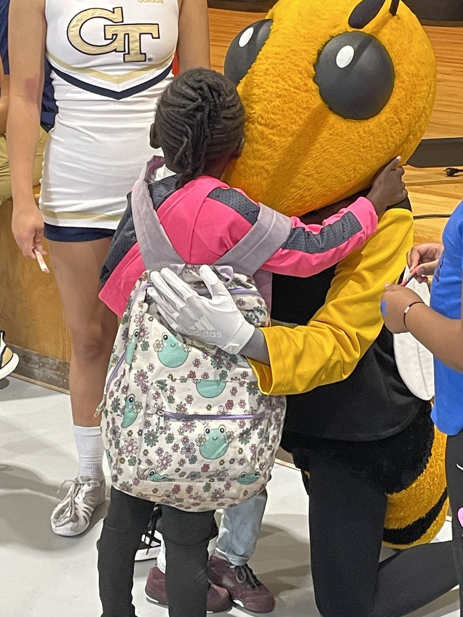 WFinchMedia's tweet image. Kicked off our Buzzer Readers Competition with @GTWBB!  Let’s go @APSFinchEagles!  Remember to log your minutes! #apsrace2read 📚@APSMediaServ @JenWinSaunders @apsupdate @DrTSpencer @APSInstructTech @LynairMiller @CostonCharice