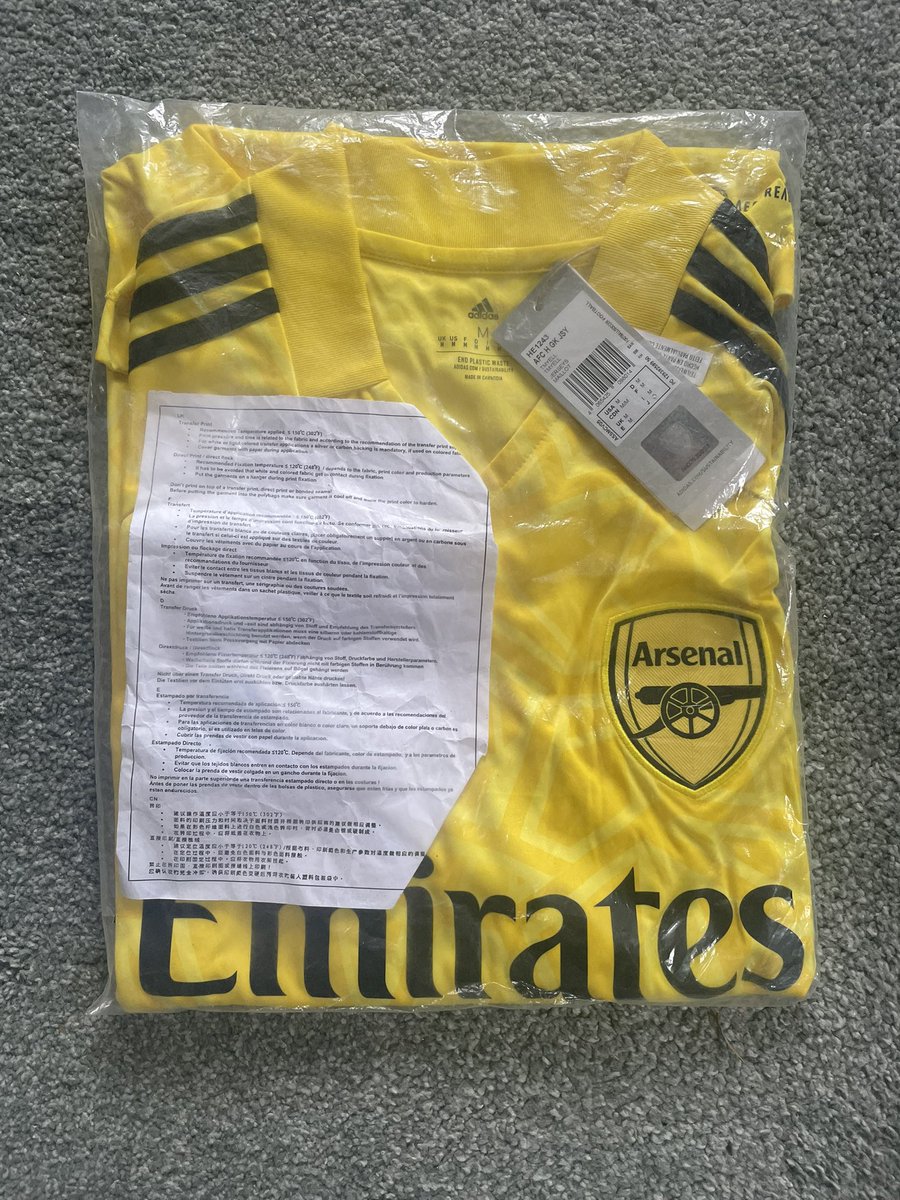 Arsenal beat Everton someone will win a goalie shirt!

Brand new, never been opened! 

1. Retweet! 
2. Like 
3. Must be following! Will choose the winner later tonight!🎁🟡
