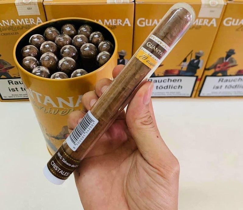 TaiwanCigar's tweet photo. Guantanamera Cristales 20 Aniversario (20隻鐵罐紀念款裝)
產地：古巴
製造：半機卷
長度：152mm
環徑：41
型號：Cristales
時間：30-45分鐘
號稱最不像古巴雪茄的古巴雪茄。
可以品嚐到蜂蜜、豆味、和雪松的味道。
此款雪茄的特徵、微甜味、濃郁、徹底“成熟”的煙草風味是整支煙。一種極其溫和的雪茄 https://t.co/G1qWvhzMd0
