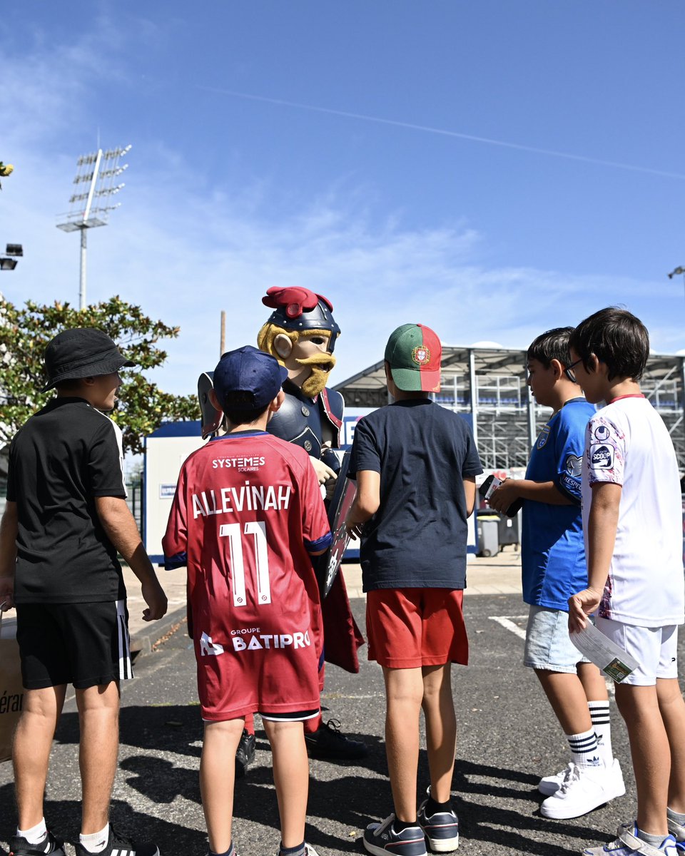 ClermontFoot's tweet photo. 👋 #TeamCF63 ❤️💙 https://t.co/hlN4w7PH1e