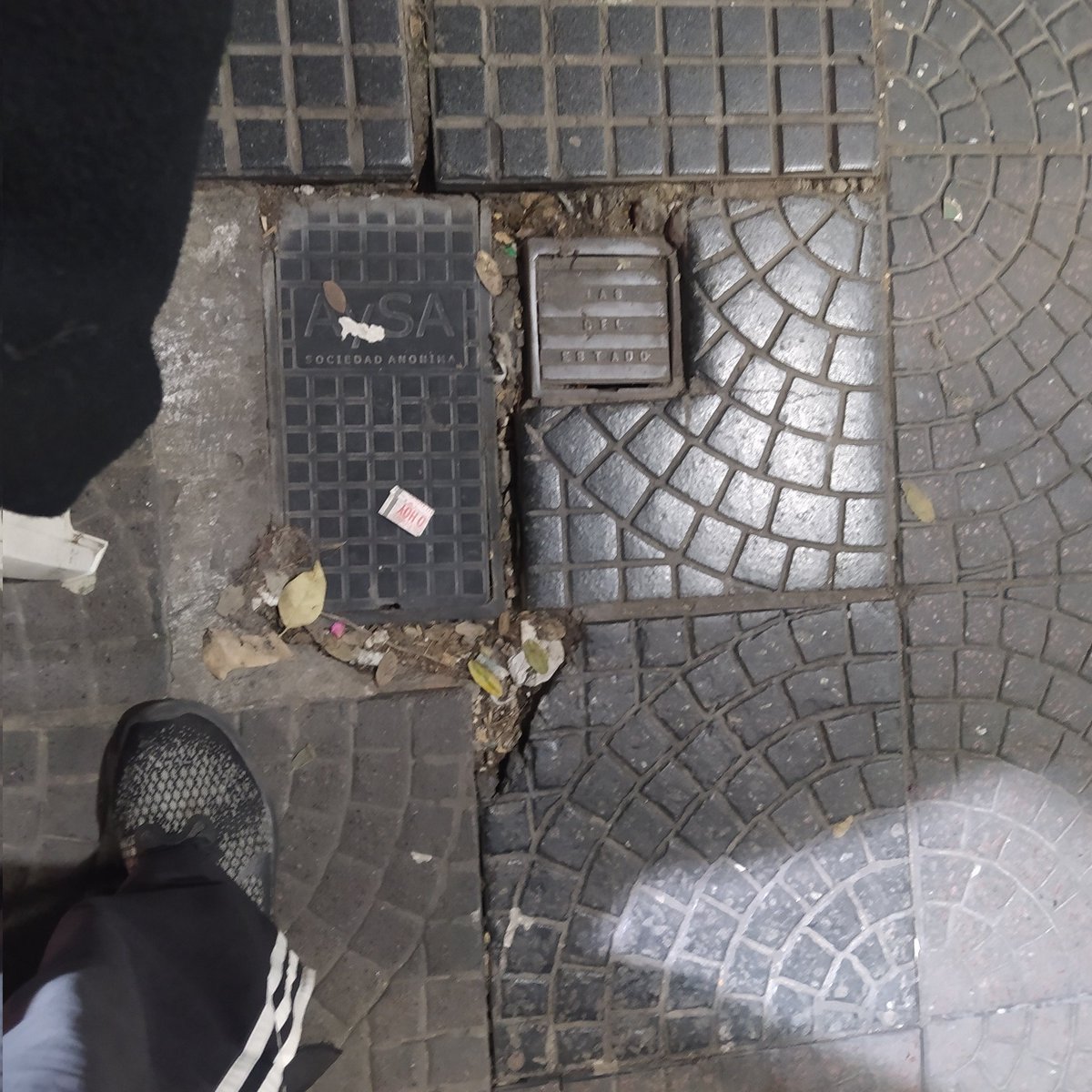 Mi vieja, casi 91, tropezó en una vereda con esta puta tapa de AySA.
La levantó y transportó el SAME.
"Cayó" en el Tornú, "por culpa de PAMI".
La atendió la Salud Pública.
Le implantaron un reemplazo de cadera.

La atención no fue buena sino ¡LO QUE SIGUE!
Le dieron el alta!

0 $