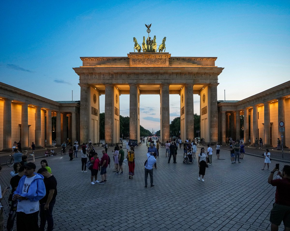 Das Brandenburger Tor in Berlin im August 2023 zur Blauen Stunde. 

#Berlin #BrandenburgerTor #PariserPlatz