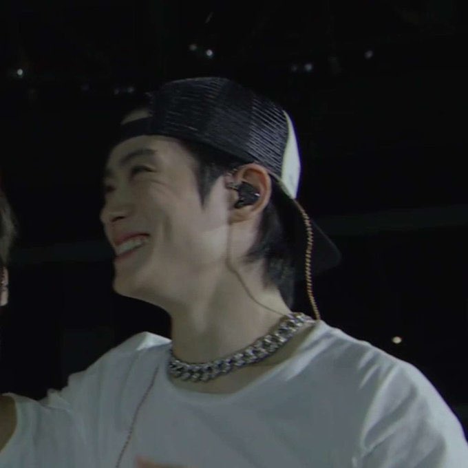 ชีแจรหลังโดนจุ๊บแก้มคือแบบ ยิ้มตาปี๋จนหนวดแงวลักยิ้มบุ๋มขึ้นครบบบอะะะ 555555555555 ว้ายยย อยากแซววว