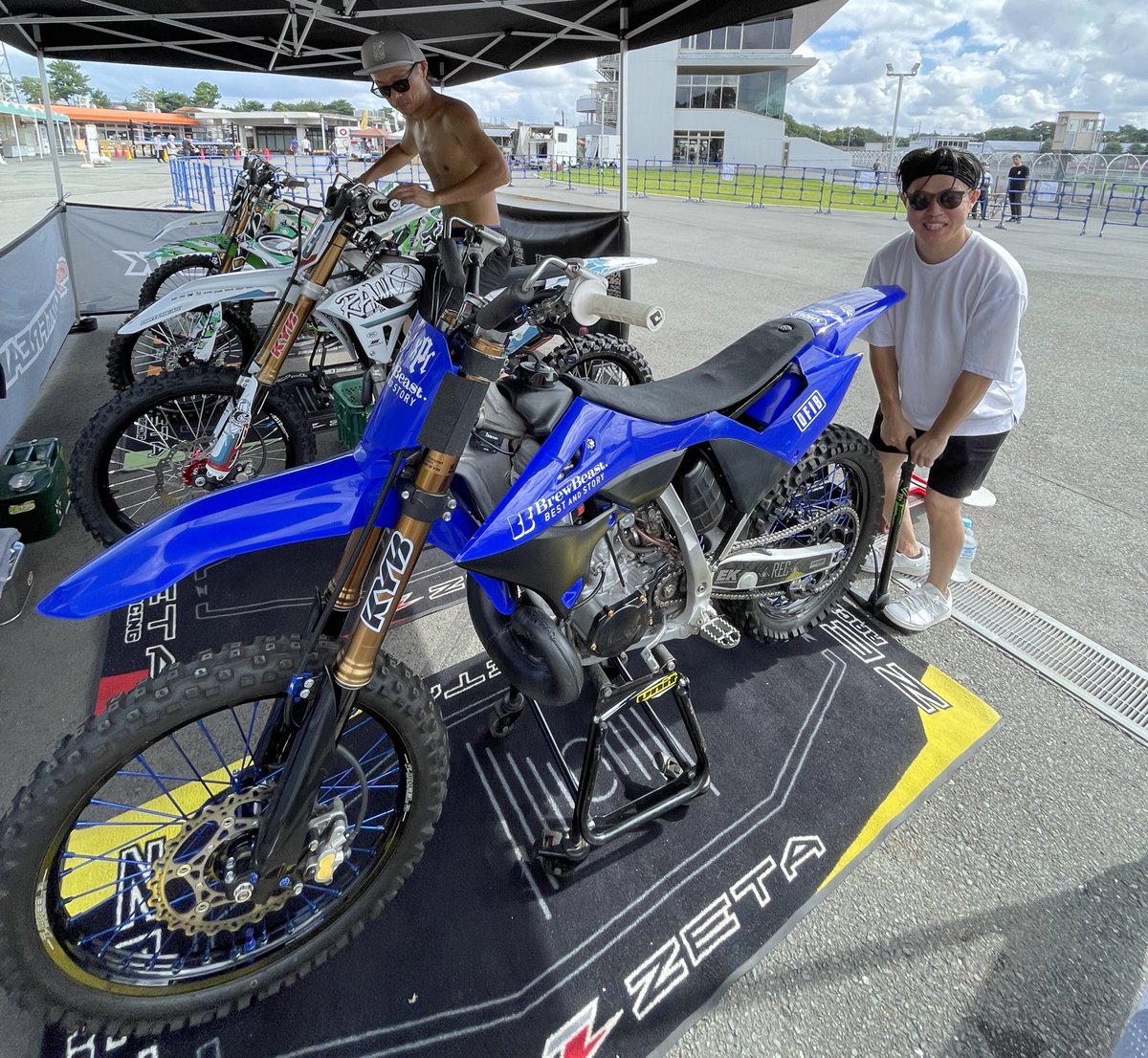 Mask_The_P_Nutz's tweet image. 浜松オートレース場にて2日間！
[FMX SHOW CASE]にMC参戦🎤
DAY1お疲れ様でした！！
明日も皆さま宜しくお願いします🤟‼︎
#fmxshowcase #FMX #freestylemotocross #浜松オートレース 
#mcピーナッツ