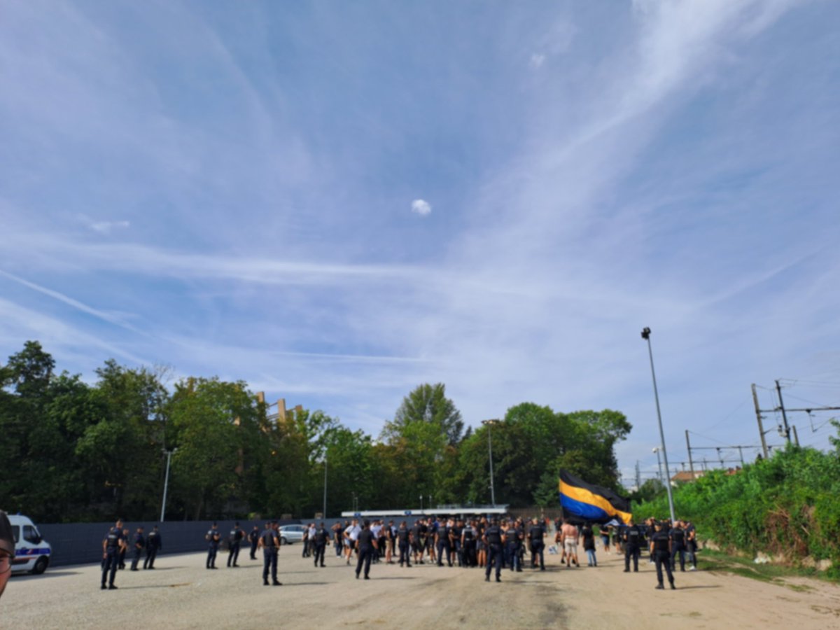 ActuL1_'s tweet photo. Situation tendue à Strasbourg puisque le @Prefet67 interdit aux supporters de Montpellier d'entrer dans le stade pour suivre la rencontre Strasbourg vs Montpellier. 

Les supporters du MHSC n'étaient pourtant pas interdits de déplacement et devraient avoir le droit de venir supporter leur équipe. 

Les policiers affirment aux fans présents sur place qu'ils regarderont le match sur le parking ! 🤦‍♂️🤐

📸 @paicmhscc