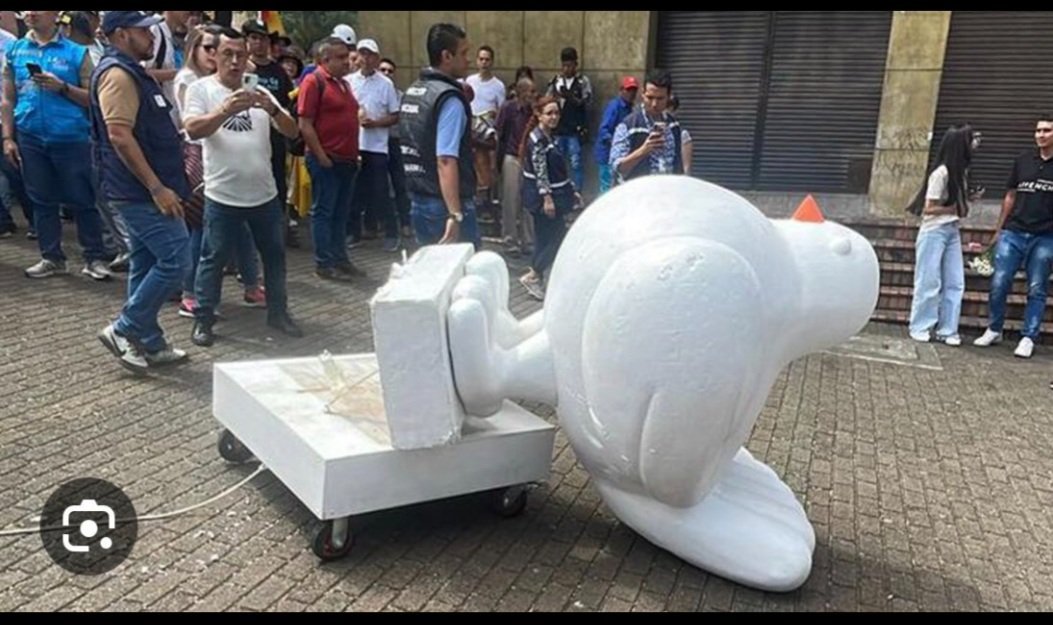 Buenos días 🇨🇴 país donde el Gordo mk se rasga las vestiduras por la muerte del maestro Fernando Botero pero se le olvida que en su Presidencia, la Paloma de la paz que dono el artistas, la sacaron el y toda la caterva de Uribistas de mierda a patadas.