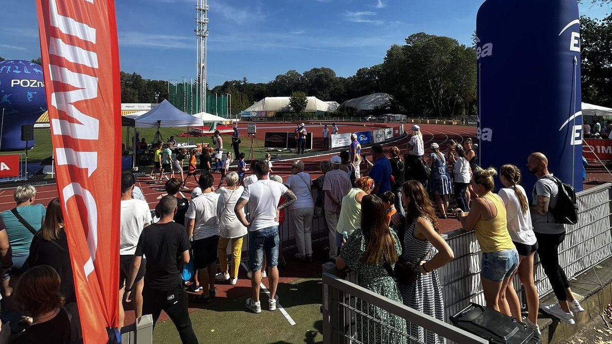Grupa_Enea's tweet photo. #Poznań 📍 Na stadionie #POSiR #Golęcin kibucujemy biegaczom rywalizującym podczas mityngu #1MILA. Tutaj każdy może poczuć się jak mistrz ‼️ #DodajemyEnergii małym i dużym pasjonatom sportu 💪 Za nami Lekka Piątka, wkrótce koronny dystans zawodów: 1609 m. Wśród zawodników, którzy się z nim zmierzą nasza Mistrzyni - Anita Włodarczyk 👊