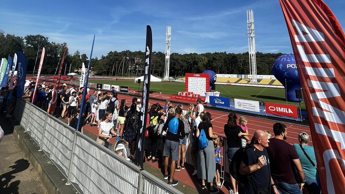 Grupa_Enea's tweet photo. #Poznań 📍 Na stadionie #POSiR #Golęcin kibucujemy biegaczom rywalizującym podczas mityngu #1MILA. Tutaj każdy może poczuć się jak mistrz ‼️ #DodajemyEnergii małym i dużym pasjonatom sportu 💪 Za nami Lekka Piątka, wkrótce koronny dystans zawodów: 1609 m. Wśród zawodników, którzy się z nim zmierzą nasza Mistrzyni - Anita Włodarczyk 👊