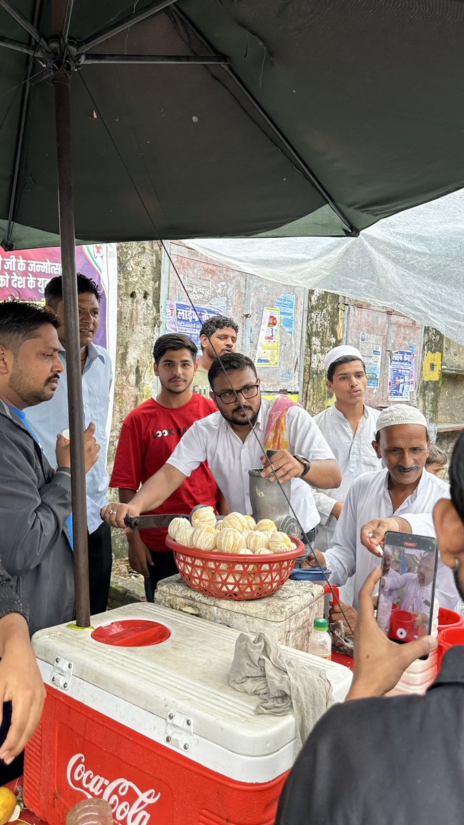 Today, on the occasion of 'Modi's Birthday', Ramnagar Youth Congress, while celebrating '#NationalUnemploymentDay', protested against the government by selling juice on a hand cart. #IYCLEGALCELL #RahulGandhi #INDIANYOUTHCONGRESS